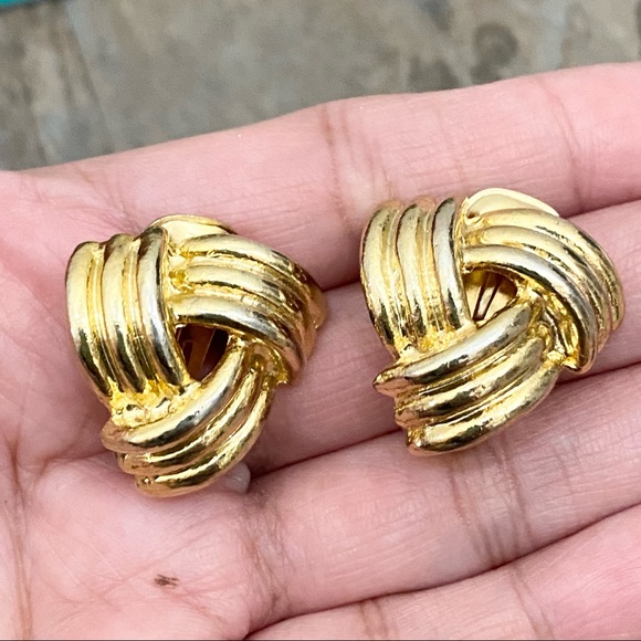 Vintage Unsigned Gold-tone Knot Clip On Earrings - Picture 4 of 13